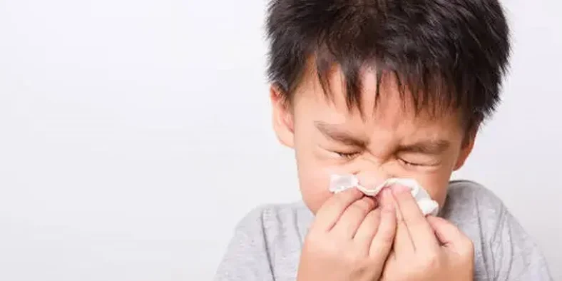 Anak laki-laki alergi