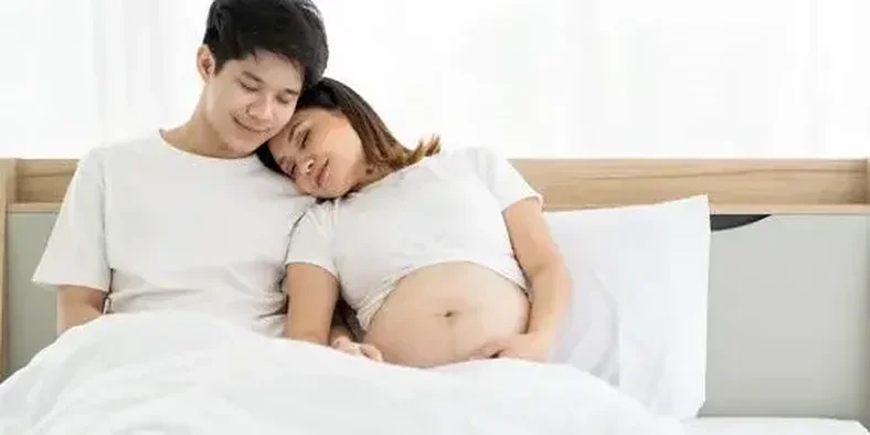 suami dan istri yang sedang hamil