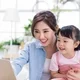 Ibu dan anak belajar secara online menggunakan laptop