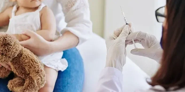 bayi diberi vaksin polio