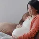 ibu hamil duduk di sofa