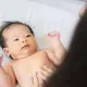 Bayi usia 8 bulan dipijat oleh ibunya