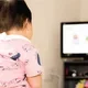 Bisa Pengaruhi Perkembangan Otak, Ini 5 Bahaya Bayi Nonton TV