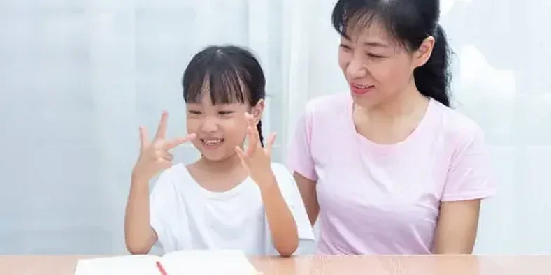 Anak belajar berhitung dengan ibunya