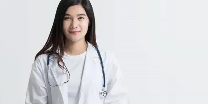 Dokter wanita tersenyum menghadap kamera