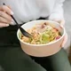 perempuan memakan rice bowl