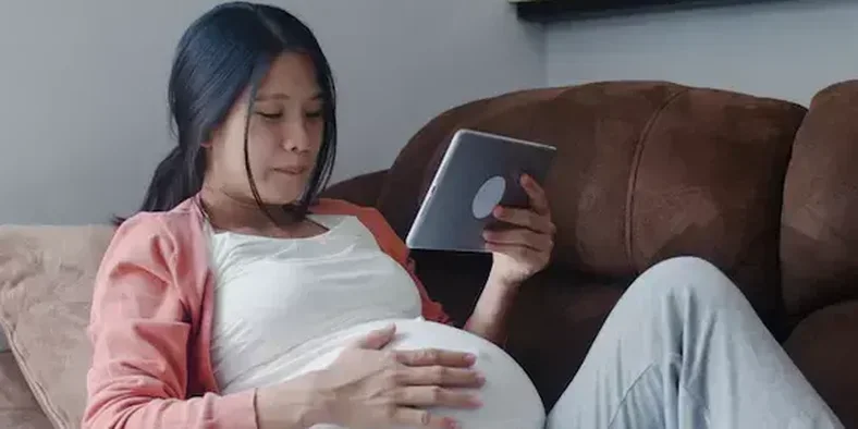Ibu hamil menonton film di tab