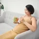 Ibu hamil makan salad buah