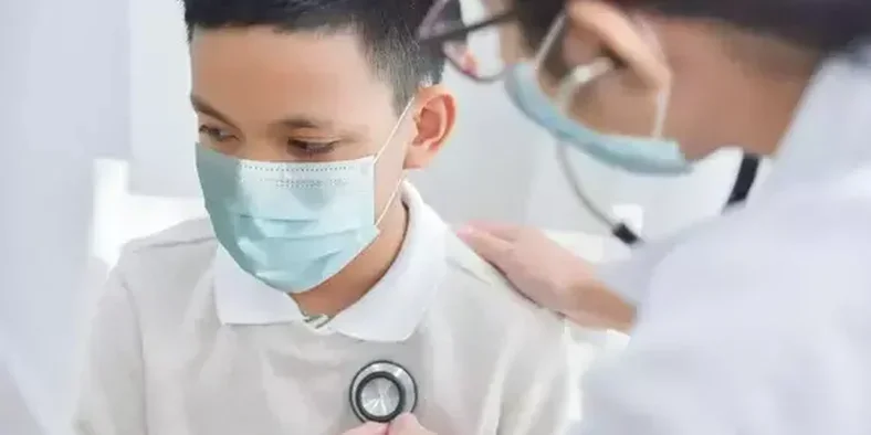 Anak laki-laki diperiksa oleh dokter