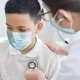 Anak laki-laki diperiksa oleh dokter