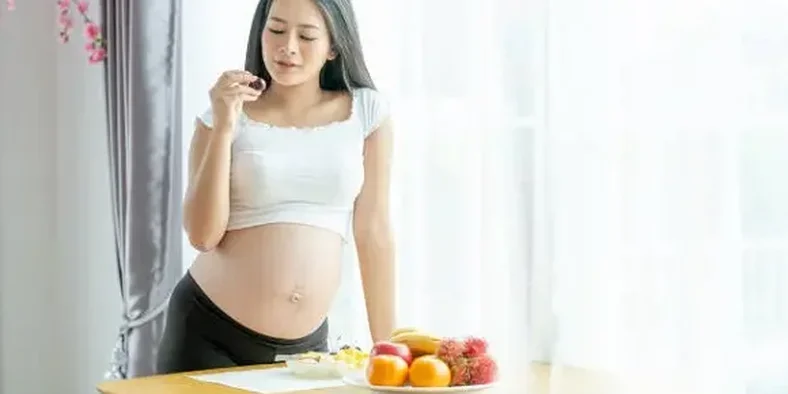 Ibu hamil makan buah-buahan