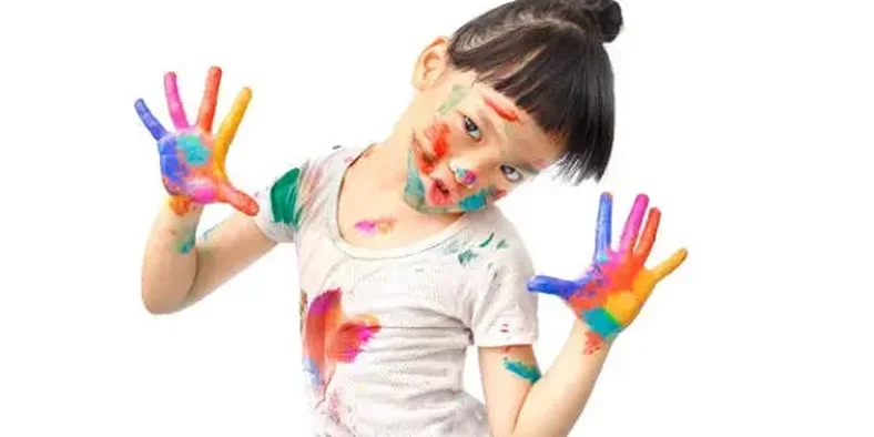 Anak bermain warna
