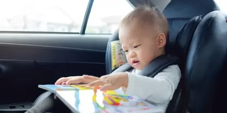 Anak bayi duduk di car seat