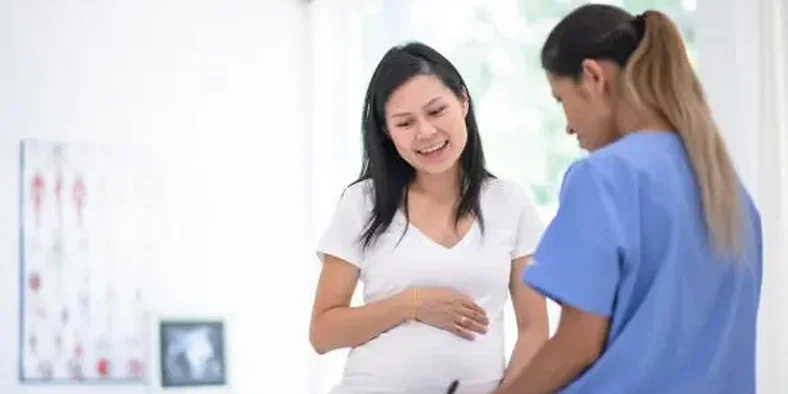 Ibu hamil sedang diperiksa oleh dokter