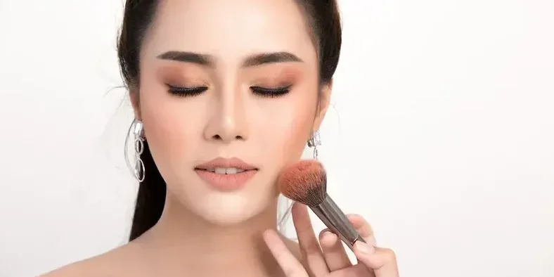 Wanita menggunakan make up