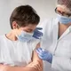 Anak laki-laki sedang disuntik vaksin