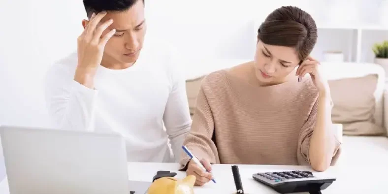 Pasangan suami istri pusing memikirkan hutang