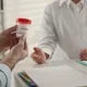 Pria menyerahkan sampel sperma kepada dokter