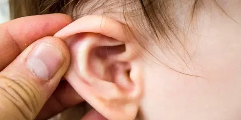 cara membersihkan telinga bayi