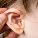 cara membersihkan telinga bayi