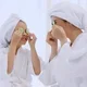 Anak dan ibu sedang merawat wajah