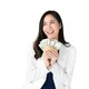 Seorang wanita memegang uang tersenyum bahagia
