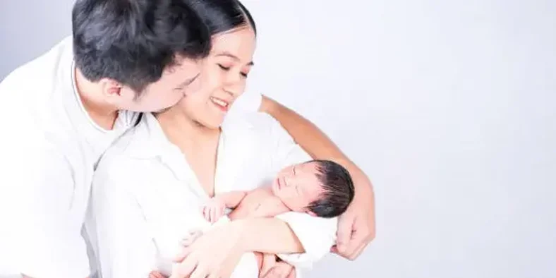 ibu menggendong bayi laki laki