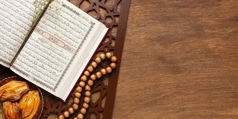 Al-Qur'an dan tasbih di atas meja