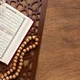 Al-Qur'an dan tasbih di atas meja