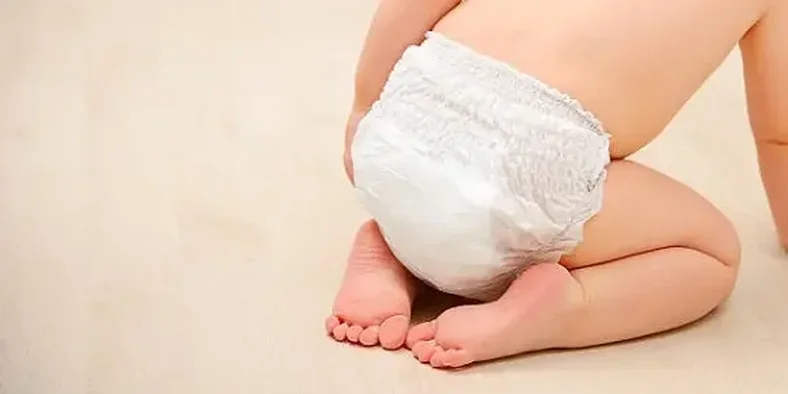 Bayi menggunakan popok