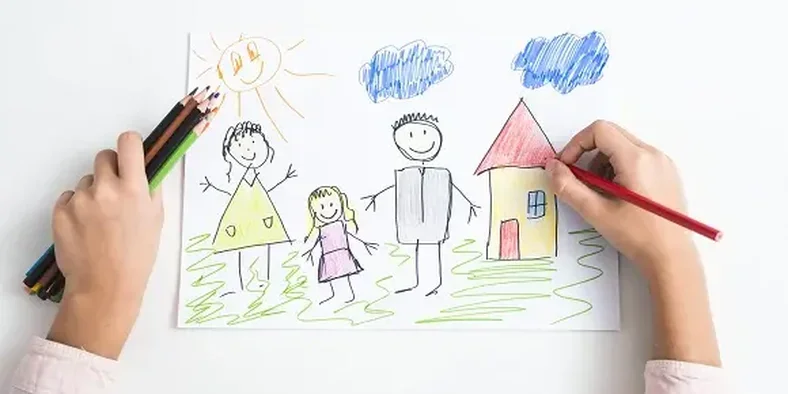 anak kecil menggambar rumah di kertas putih