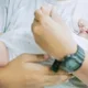 Cara Menggendong Bayi Baru Lahir, Perhatikan Bagian Leher dan Kepalanya