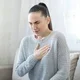 Wanita sedang memegang dadanya karena asma kambuh