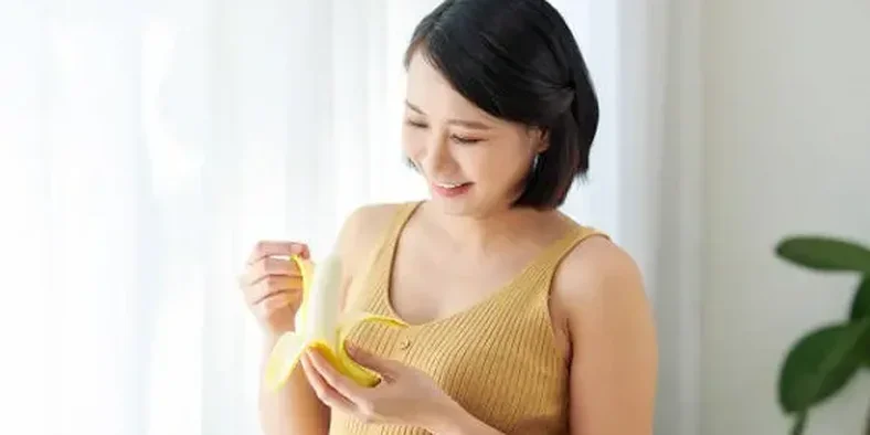 Ibu hamil makan buah pisang