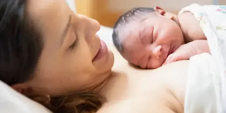 Bayi baru lahir di pangkuan ibu