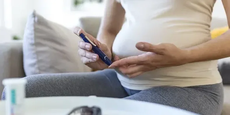 ibu hamil memeriksa gula darahnya