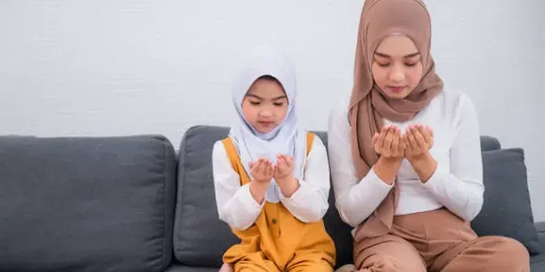 Ibu dan anak sedang berdoa