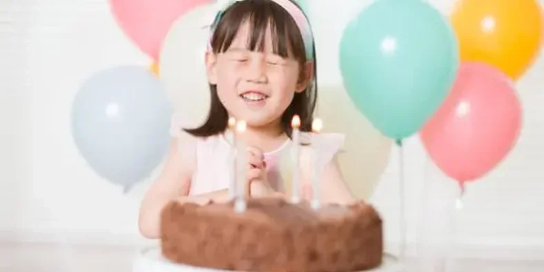 Anak sedang merayakan hari ulang tahun
