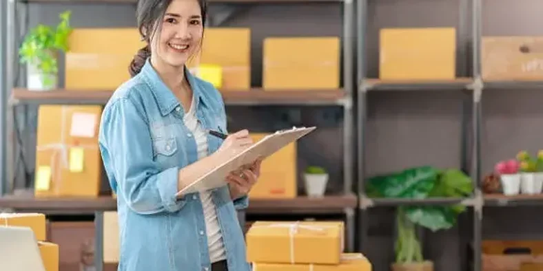 Bisnis seorang wanita dan kotak pengiriman parcel
