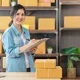 Bisnis seorang wanita dan kotak pengiriman parcel