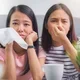 dua orang wanita sedang menonton film sedih