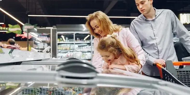 anak dan keluarga sedang membeli frozen food 