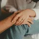 Pasangan suami istri berpegangan tangan