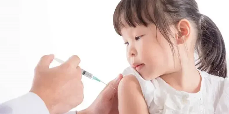 Anak disuntik imunisasi