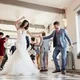 Pasangan pengantin sedang menari