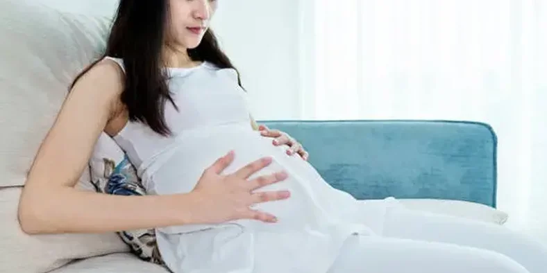 Ibu hamil sedang cemas dengan janinnya