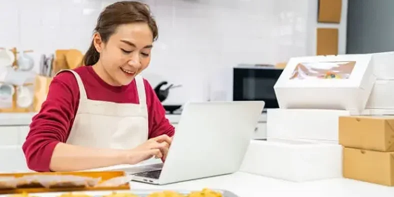 wanita sedang berjualan kue online