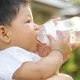 Kapan Bayi Bisa Minum Air Putih? Ini yang Perlu Mom dan Dad Ketahui