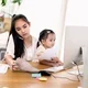 Wanita karir bersama anaknya di depan komputer
