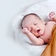 anak bayi berbaring